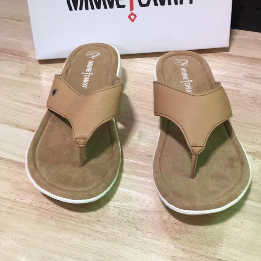 New WB Woman’s Minnetonka Tan Leather Thong Sandals